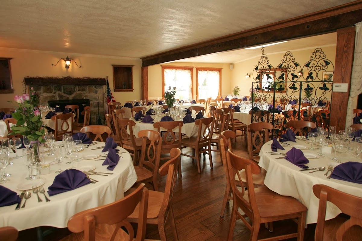 Carriage House Restaurant & Pub