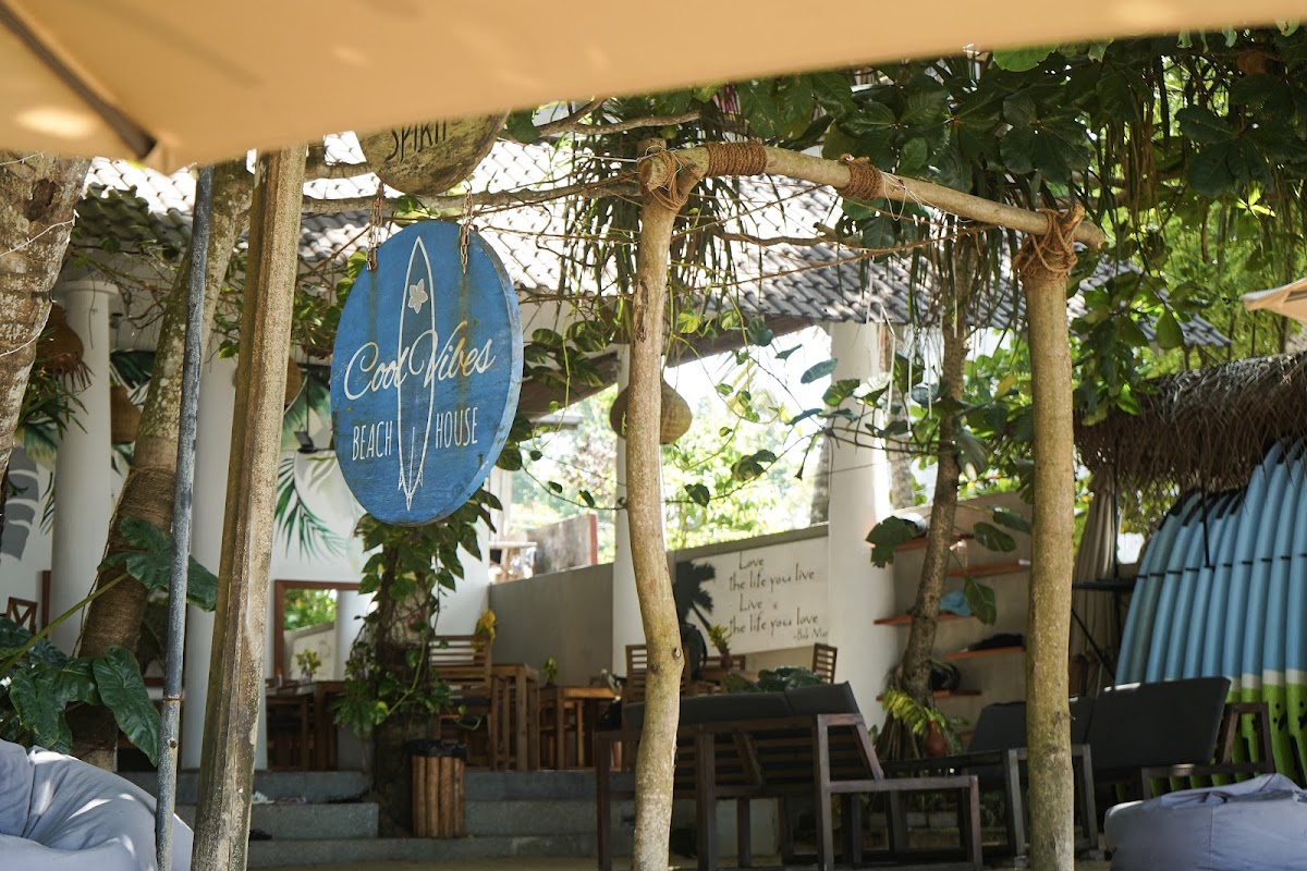 Cool Vibes Beach House - Bar & Restaurant & Surf