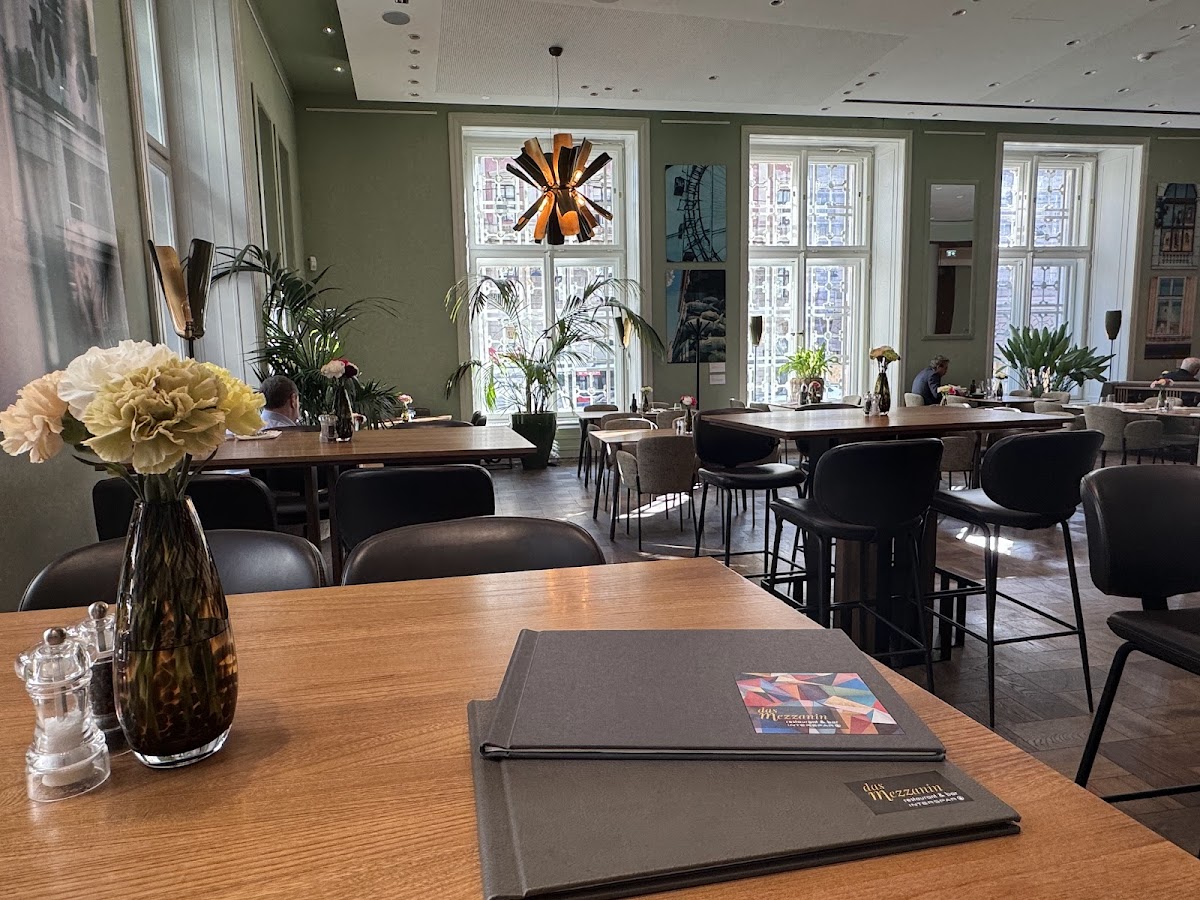 Das Mezzanin Restaurant & Bar Interspar