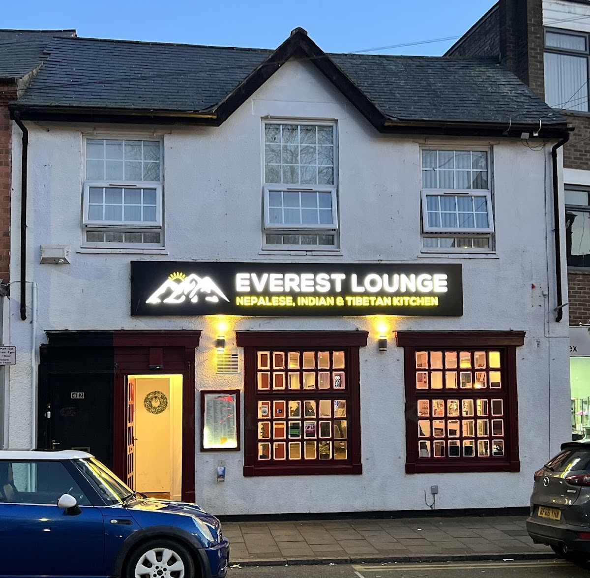 Everest Lounge