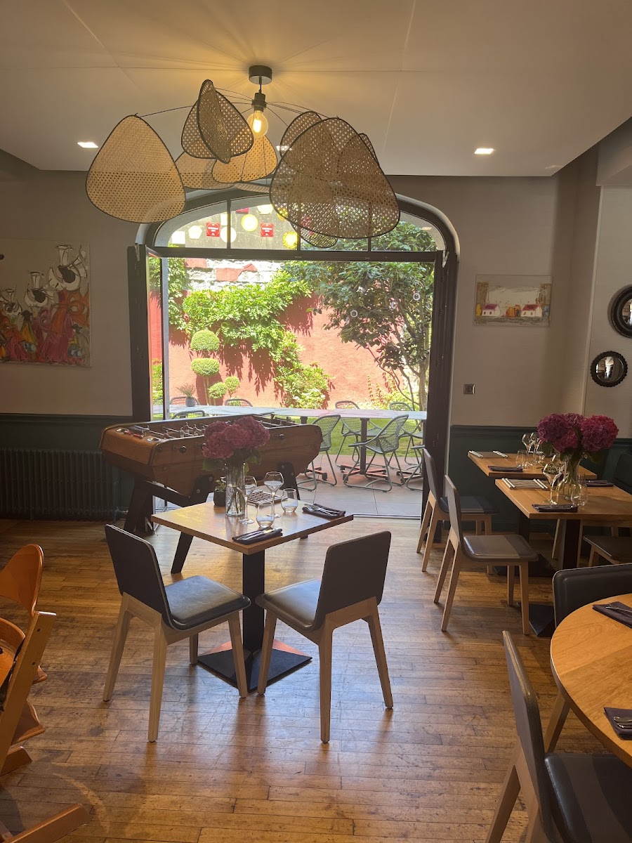 L ’Air Du Temps Restaurant, Cave À Vin , Patio Urbain