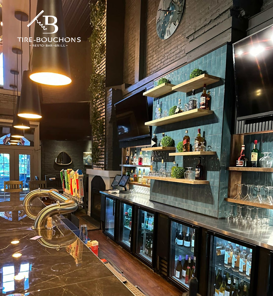 Les Tire-Bouchons Resto Bar Grill