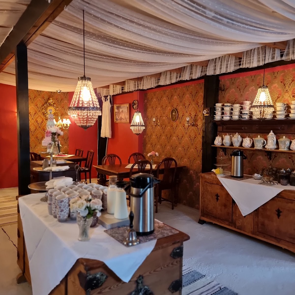 Nedergården Gammalt & Nytt Gårdscafé & Butiker