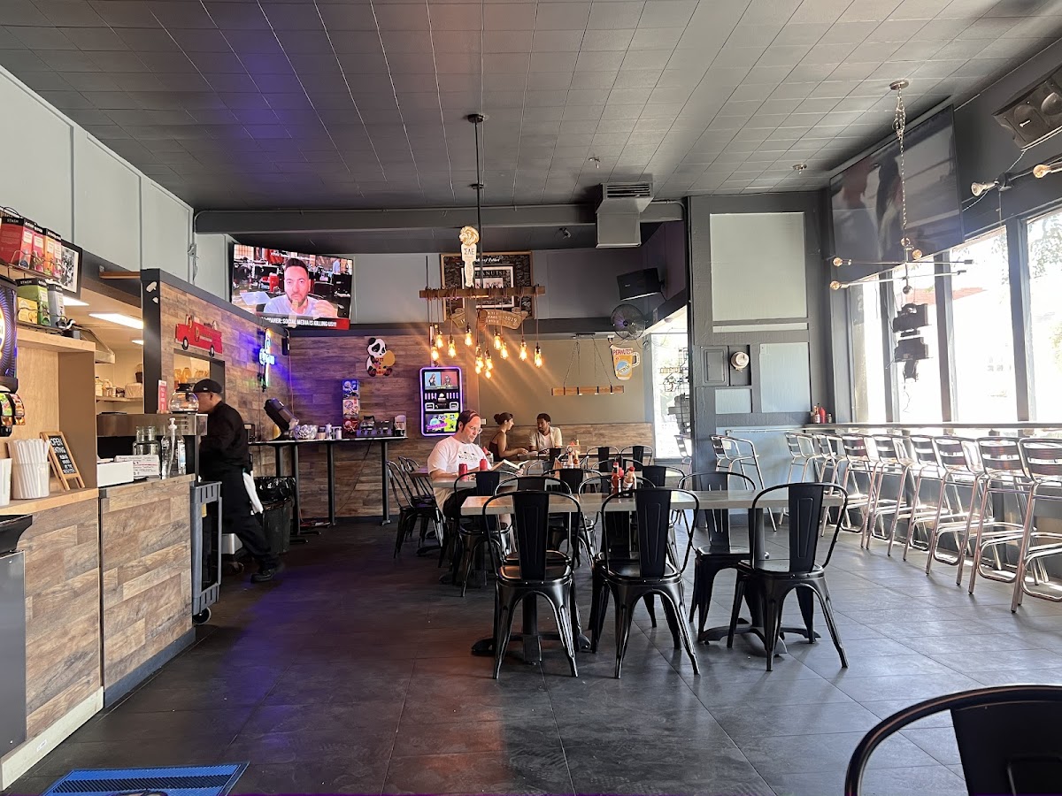 Peanuts Deluxe Cafe