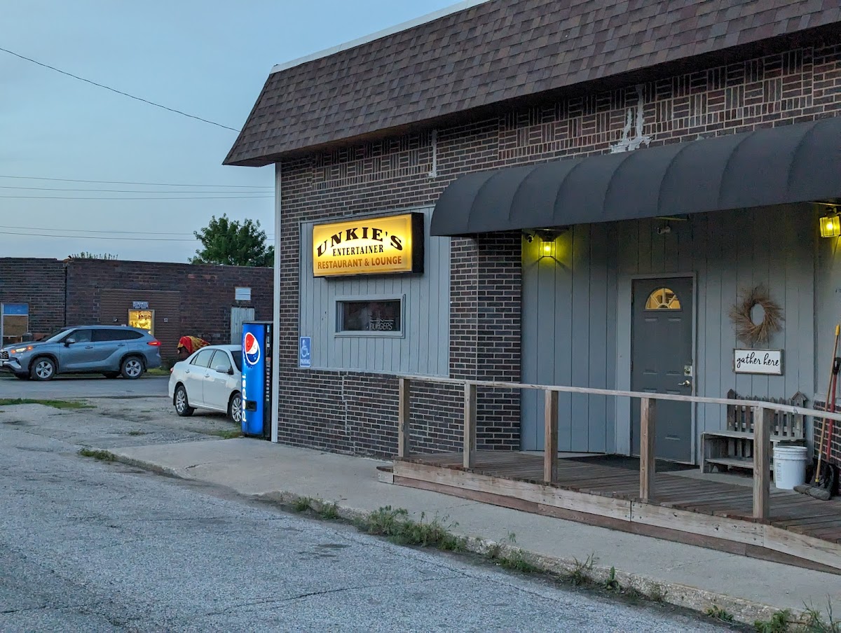 Unkie’S Entertainer Restaurant And Lounge